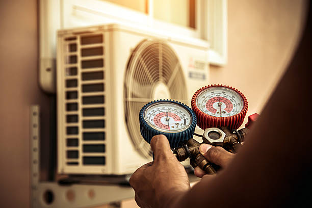 Professional Ac Installation technician working in Long Grove, IA
